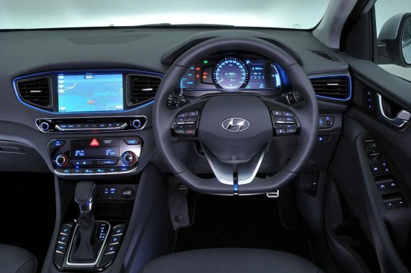 Силни страни - качествен интериор, ниски текущи разходи, хибридът е добър за каране.

Слабости - малко място за главите на пътниците отзад, ниска надеждност (най-вече при изцяло електрически модел).
