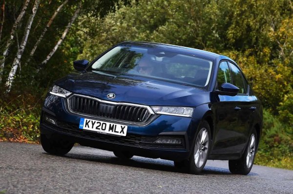 Официалният разход от 1,1 л/100 км на Skoda Octavia iV показва какво е възможно, ако автомобилът се използва само за кратки пътувания, когато той изминава до 55 км само на електричество при напълно заредена батерия. Освен това този модел разполага с огромен багажник, което го превръща в отлична семейна кола. Единствено проблемите с информационно-развлекателната система разочароват. 
