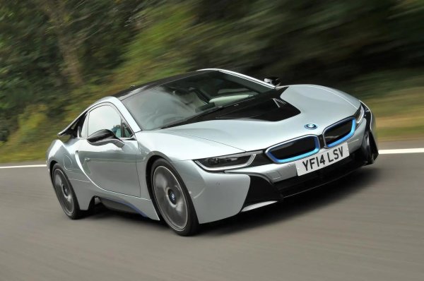 Впечатляващия външен вид на BMW i8 е коммбинират с plug-in хибридна система, която комбинира 1,5-литров бензинов двигател с 228 к.с. и електрически мотор със 129 к.с. Това позволява ускорение от 0 до 100 км/ч за 4,4 секунди и пробег от 60 км само на електричество. Разходът на гориво е 5,8 л/100 км, което е забележително за спортна кола. Освен това i8 е забавно и приятно за шофиране.
