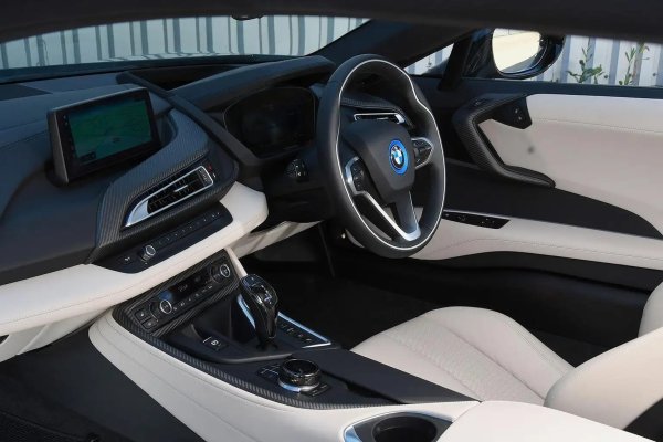 Силни страни - уникално шофиране, ниски текущи разходи, невероятен стайлинг.

Слабости - управлението може да е по-добро, тесни задни седалки.
