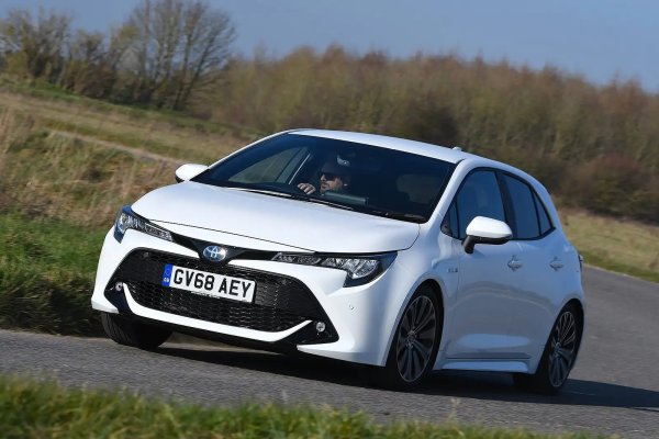 Новата Toyota Corolla беше голяма стъпка напред за японската фирма. Това е страхотен семеен хечбек и страхотен хибриден автомобил. Той е един от малкото модели в списъка, които са самозареждащ се, а не plug-in хибрид. Версията с 1,8-литров мотор постигна разход на гориво от 3,88 л/100 км, което е комбинирано с отлична позиция при шофиране, богато оборудване и удобно возене. Освен като хечбек тази Corolla се предлага и като семейно комби. 
