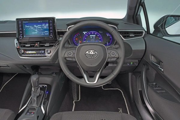 Силни страни - нисък разход на гориво, много удобен за каране, най-висока надеждност.

Слабости - пространството на задната седалка е малко тясно, инфотейнмънтът не е най-добрият, 1,8-литровият вариант не е толкова рафиниран като 2.0-литровия.
