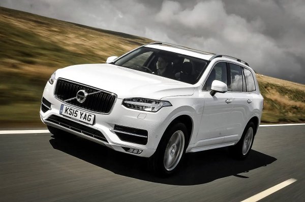 Volvo XC90 T8 предлага цялото качество и практичност на обикновеното Volvo XC90. То е добро за шофиране и също добре оборудвано, с чудесен стилен и удобен интериор. Нещо повече, за разлика от някои хибридни и plug-in хибридни SUV, T8 не губи третия си ред седалки. Той може да се движи само с електрическия си мотор и да го прави м продължение на около 40 км, което е полезно, ако пътувате в града.
