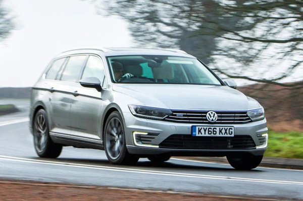 Предлаган както като седан, така и във вариант комби, Volkswagen Passat GTE е плавен и тих plug-in хибрид с интелигентен r просторен интериор. Той може да измине до 65 км само на електричество, което което води до потенциално впечатляваща икономия на гориво. Той е страхотен за шофиране и впечатляващо практичен, особено като комби. Надеждността му е висока, а списъкът от стадартно оборудване е доста дълъг.
