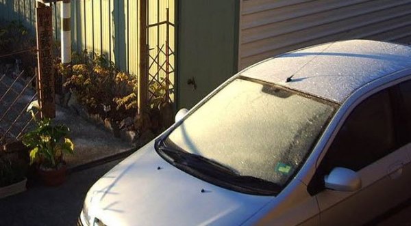 Полезен съвет най-вече за зимния сезон. Едно от най-досадните неща е да откриете колата си рано сутрин със заледени стъкла, когато закъснявате за работа. Можете да си спестите упражнението по досадното чегъртане с пластмасова стъргалка, ако просто съобразите и паркирате автомобила си с предницата на изток. Така ще можете да влезете спокойно в колата си и просто да пуснете чистачките. Ако слънцето не е успяло съвсем да се справи с леда, то със сигурност почистването на стъклото ще е по-лесно. Естествено, системата не действа, ако сутрин тръгвате още по тъмно. 
