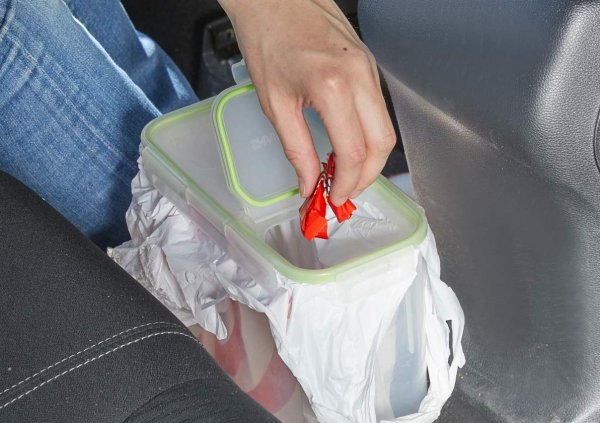 Някои автомобили са направени, сякаш ще се използват от хора, които никога не ядат или пият. Това означава, че в интериора няма подходящи ниши, в които човек да остави дори опаковка от вафла. Ето защо там някъде е чудесно да имате една пластмасова кутия за овесени ядки. Хубавото е, че тези кутии се затварят плътно, така че отпадъците ще останат там, където им е мястото - в кутията.
 