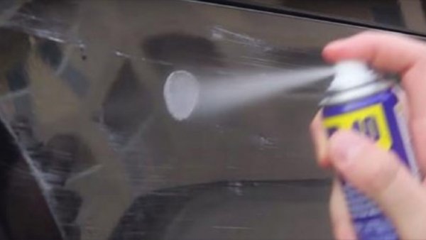 WD40 е най-известната смазочна течност в автомобилния свят. Продуктът се използва за какво ли не, от развиването на запекли болтове, до по-лесното монтиране на гумени съединения. Оказва се обаче, че WD40 има още едно приложение - премахване на петна и несъвършенства по боята. В случай, че някъде боята е замърсена с нещо, напръскайте с WD40 и избършете с парцал. Освен това WD40 помага и при освежаване на гумени части. Преди да го използвате смело обаче, пръснете на малка част от компонента, вижте дали няма негативни последствия след няколко часа, и едва след това третирайте цялата повърхност.
