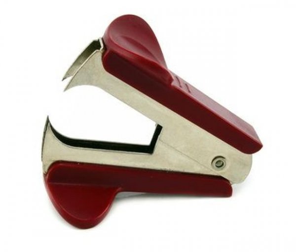 Всеки от нас поне веднъж се е чудил как да добави ключ към връзката си с ключове, без да си счупи ноктите. Книжарниците предлагат решението - инструмент за махане на телчетата за документи. Ако имате такъв в жабката, лесно ще можете да го използвате за разтваряне на спиралата, която държи ключовете ви, като същевременно ще запазите целостта на ноктите си. Този инструмент има два чифта остри &ldquo;челюсти&rdquo; и е изключително лесен за употреба.
