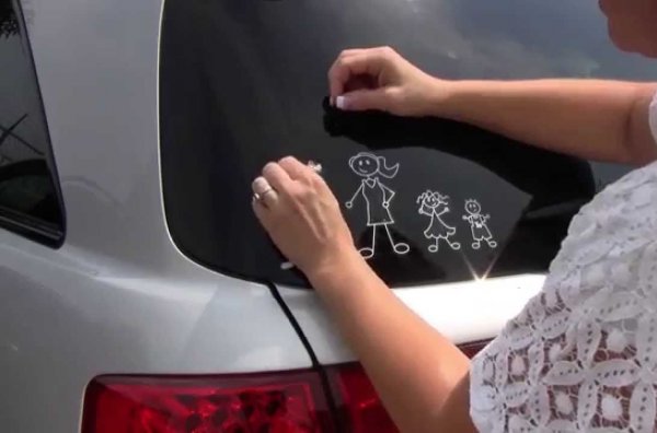 Пътуванията в чужбина са приятни, но след тях по челното стъкло остават куп стикери от винетки. Като прибавим към това стандартната гражданска отговорност, техническия преглед и други, в края на годината стъклото е готово за сериозно почистване. Често този тип лепенки умишлено са направени, за да се махат трудно, така че трябва сериозна изобретателност, за да се справи човек със задачата. За щастие, такъв начин има. Сложете вестник, който е напоен с гореща вода, върху стикера, но от външната страна на стъклото. Топлината ще нагрее лепилото на стикера достатъчно, за улесни свалянето му. Останалата част от лепилото може да почистите с бръснарско ножче.
