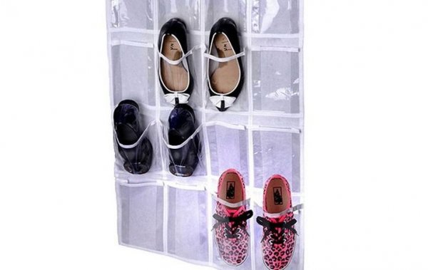 Органайзерите за багажник са доста скъпи, а повечето от тях са и твърде големи за нуждите на средностатистическия потребител. Ако си купите такъв, вместо да си подредите вещите в багажника, ще се озовете с нещо, което заема по-голямата част от него, което никой не би искал. Решението е просто - купете си органайзер за обувки. Продават се по супермаркетите, струват жълти стотинки и имат много джобове, в които могат да се поставят и по-тежки предмети. Когато са празни, могат да се навият и на руло, което пести място.
