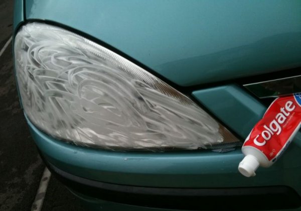 Много хора съветват да пробвате да полирате стъклата на фаровете си с паста за зъби. Това работи добре, но само в някои случаи - зависи от материала на фаровете и от това колко абразивна е пастата. В други случаи може само да влоши положението. 
