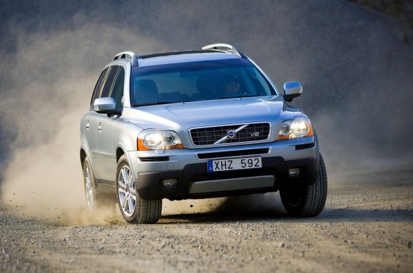 Първото поколение на кросоувъра Volvo XC90 (2002-2014 г.) и втората генерация на седана S80 (2006-2016 г.) също ще станат обекн на сериозен интерес от страна на колекционерите. Това са първите и последните серийни модели на Volvo, които са оборудвани с V8 двигател. И то какъв!

Алуминиевият агрегат с индекс B8444S е създаден заедно с японците от Yamaha, поставен е напречно под капака и се произвежда от 2005 до 2016 г. При обем 4,4 литра атмосферният мотор развива 315 к.с. и 440 Нм., като с него седанът S80 ускорява от 0 до 100 км/ч ча 6,5 секунди, а всъдеходът XC90 - за 7,3 секунди. Двигателят има огромен потенциал, като една от неговите версии, доработена от британската фирма Noble, благодарение на добавените два турбокомпресора развива 659 к.с. и 819 Нм. Тя се поставя на суперколата M600!
