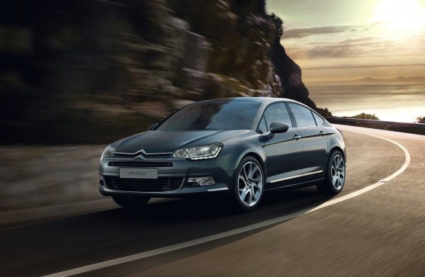 В продължение на десетилетия легендарното хидропневматично окачване, предлагащо висок комфорт и възможност за увеличение на клирънса, е "визитната картичка" на Citroen заедно с авангардния и често спорен дизайн. Всъщност, именно Citroen е създателят на тази технология, като я представя още през 1954 г. на модела си Traction Avant.

Развитието на технологиите и най-вече навлизането на адаптивните амортисьори погребаха тази сложна и скъпа система. Тя се използва до 2017 г., когато европейският C5 стана последният модел в историята с такова окачване.
