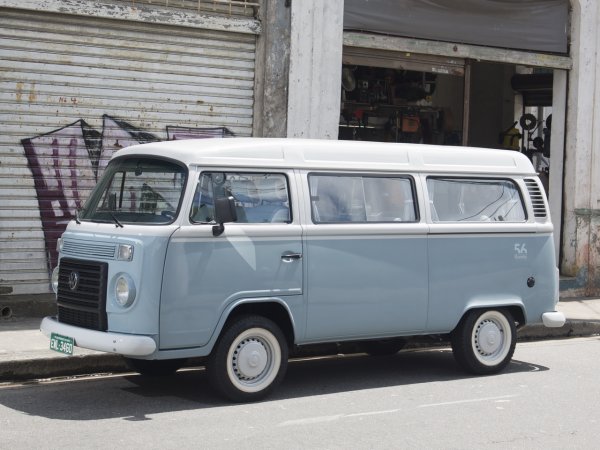 Микробусът Volkswagen Type 2 е един от моделите, задържали се най-дълго в производство. Древната му конструкция е създадена още през 50-те години, като тя се задържа на конвейера в Бразилия чак до 2013 г. В някои държави, особено  Южна Америка, този автомобил се радва на сериозно търсене до последно, тъй като е здрав и достъпен като цена "работен кон".

Прощалната му версия (на снимката) - Last Edition, излиза в тираж от 1200 бройки, като последната от тях се намира в завода на Volkswagen. Моделът е можело да се произвежда и след това, но не отговаря дори на бразилските изисквания за безопасност, според които автомобилът трябва да има ABS и две предни въздушни възглавници. Като дълголетия Type 2 надживява дори първия Beetle, като имено с него завършва ерата на "боксерите" с въздушно охлаждане (през 2005 г.), а през 2013 г. той става и последният Volkswagen със задно разположение на мотора.
