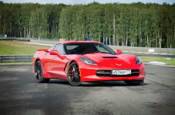 Смяната на поколения на Chevrolet Corvette донесе няколко епохални събития. При новата генерация C8 за първия път в 66-годишната историята на модела моторът е преместен в средата (досега винаги е бил отпред). Скоростната кутия вече също е само една - 8-степенна автоматична с два съединителя. Което означава, че C7 е последният Chevrolet Corvette с механични скорости.

Впрочем, с този тип трансмисии се разделя не само Chevrolet. През 2012 г. това стори и Ferrari, след като от нейният последен модел с ръчни скорости - California, бяха продадени само 3 бройки. Година по-късно Lamborghini също обяви раздяла с механичната скоростна кутия.

