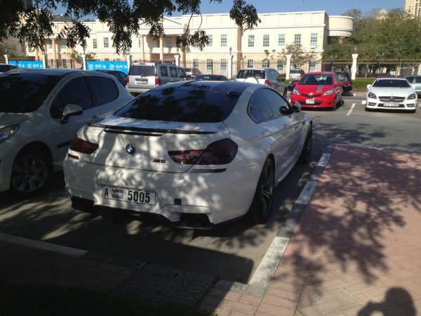 Паркингът пред Американския университет в Дубай