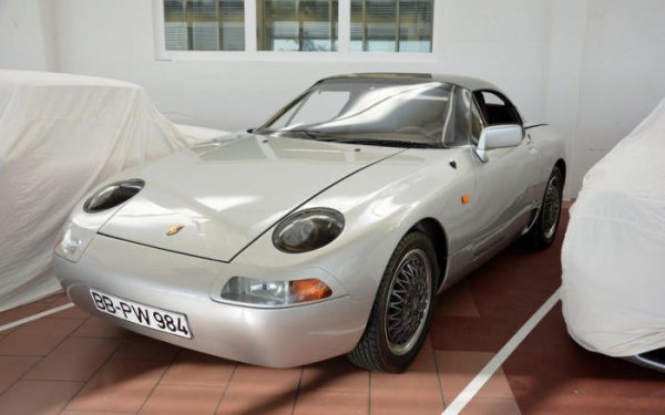 В края на 80-те години шефовете на Porsche решават да запълнят нишата между 914 и Boxster. Новият модел, наречен 984, е роудстър със средно разположен двигател, който трябва да привлече младите купувачи, както и да даде нов тласък в развитието на бранда. Сглобени са няколко прототипа, оборудвани с 2.0-литров четирицилиндров двигател с мощност 135 к.с. Всичко върви към масово производство, когато през 1987 г. американският пазар влиза в рецесия и се взима решение моделът да не се произвежда.