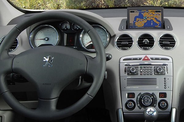 В детайл: инструментите са се запазили в общи линии, нов е навигационният монитор.