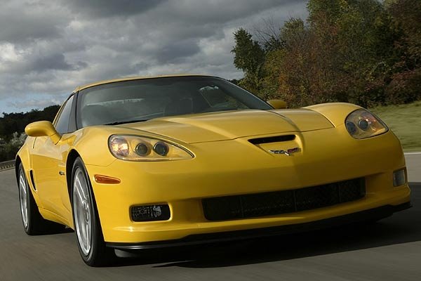 Chevrolet Corvette Z06 - моделът се отличава от нормалния Corvette C6 по широката предница и въздуховода пред капака