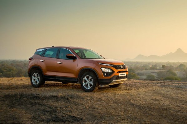 Harrier е съкратена (дължина 4598 мм) 5-местна версия на Safari с идентичен дизайн на предния край и страничните стени. Съответно, технически кросоувърът повтаря „големия брат“. Отпред окачването е McPherson, а отзад – независимо. Двигателя е същият Kryotec с мощност 170 к.с.