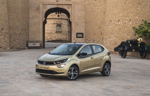 Предполага се, че с адекватни цени и компетентен маркетинг, субкомпактният хечбек Altroz може да се продава доста добре. Той изглежда ефектно и нестандартно и следователно дава усещане за нещо ново и различно, което често играе важна роля при избора на автомобил. Тази машина е изградена върху проста и евтина платформа ALFA (Agile Light Flexible Advanced). Има McPherson отпред, полунезависима греда и барабанни спирачки отзад. 