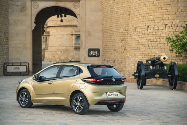 Спецификациите на Altroz зависят от национални преференциални разпоредби, така че дължината на му е по-малка от четири метра (3990 mm). Двигатели - трицилиндров бензинов Revotron с обем 1,2 литра и мощност 86 к.с. (110 к.с. с компресор) и 1,5-литров 4-цилиндров турбодизел, развиващ 90 к.с.