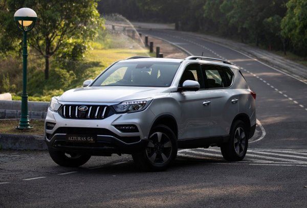 На някои пазари превозни средства с висока проходимост и рамна конструкция все още се радват на сериозно търсене. Това обстоятелство, поне на теория, прави перспективите на Alturas G4 от Mahindra & Mahindra доста примамливо приложение. Вярно, има един пикантен момент. Факт е, че този SUV има непряка връзка с индийския производител, тъй като това е SsangYong Rexton от второ поколение.