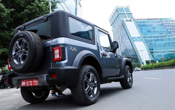 Системата за задвижване на всички колела е проста и надеждна, като разчита на твърда недиференциална връзка на предния мост с редуктор. Изборът при двигателите е между 4-цилиндров турбодизел mHawk 130 (132 к.с.) с обем 2,2 литра и компресорен бензинов mStallion TGDi 150 (152 к.с.) в комбинация с 6-степенна механична или автоматична скоростна кутия. 