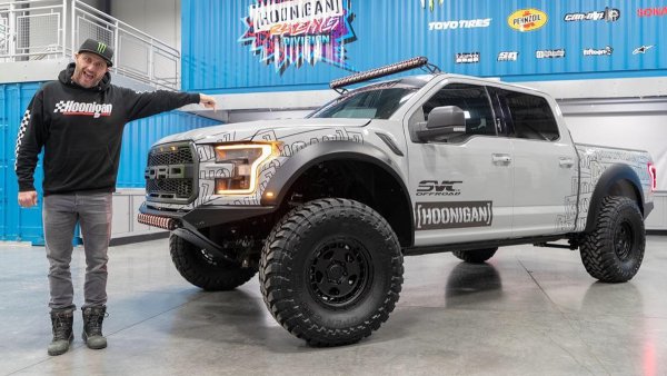 Пълното име на возилото е SVC Off-Road Ford Raptor, а чудовището се задвижва от 3,5-литров EcoBoost V6 с две турбини, дело на Ford Performance. В SVC са направили пикапа по-широк, добавили са ново окачване, по-големи гуми и допълнителни фарове.
