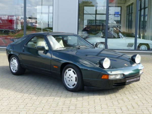 928 трябва да е наследник на 911, но е доста различен автомобил, а богатото му оборудване го нарежда сред най-луксозните спортни купета. По-късно обаче става ясно, че Porsche няма да се откаже от 911.
