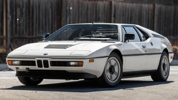 M1 се появява през 1980 година, като първият М-модел на марката, задвижва се от разположен пред задния мост 6-цилиндров редови мотор и има дизайн, сякаш дошъл от Италия.