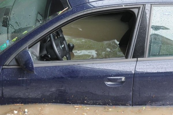 Дъждът вкара във воден капан 20 коли в софийски подлез. Снимка: Булфото