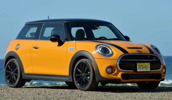 Субкомпактният автомобил предлага спортно управление,страхотна информационно-развлекателна система и добър интериорен дизайн, който го поставя над повечето от конкурентите. Не всичко при този модел е розово, тъй като смъртността при катастрофа с произведен през 2017 година автомобил е между 10 и 24 души на 1 млн. регистрирани бройки.

Показателят на загиналите при катастрофа с няколко автомобила е 10 човека. Шофьорите се оплакват, че най-лошите модели са по-старите версии на Cooper S, произведени между 2007 и 2009 година. Оказва се, че и по-новите модели също имат проблеми с безопасността.