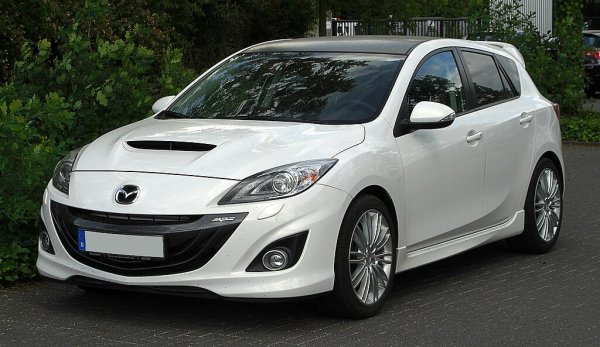 Друг прекрасен хотхеч е Mazda3 MPS (Mazda Performance Series) – по същество високопроизводителната версия на Mazda3. Представен за първи път през 2009 година, той беше един от най-мощните горещи хечбеци на пазара по онова време, предлагайки впечатляващите 256 к.с. от своя 2,3-литров двигател с турбокомпресор.

Съвременните хотхечове отдавна са го надминали по отношение на скорост и технология. Но Mazda3 MPS държи висока позиция като вълнуващ за шофиране автомобил.

Екземпляри от първо поколение Mazda3 MPS се предлагат само за 4500 евро, докато по-новите скачат до към 6000. С подходящите грижи Mazda 3 MPS е надежден хотхеч, но като всяка мощна кола крие рискове и трябва да бъде проследена сервизната му история.