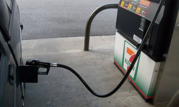 Още един професионален трик на бензинджиите. В шланга за зареждане се пробива малка дупчица в горния край, или пък се монтира специален клапан. Целта и при двата варианта е да се вкара вътре въздух по време на зареждане. В края на зареждането въздушният стълб удържа няколкостотин грама гориво да не попаднат в резервоара. 
