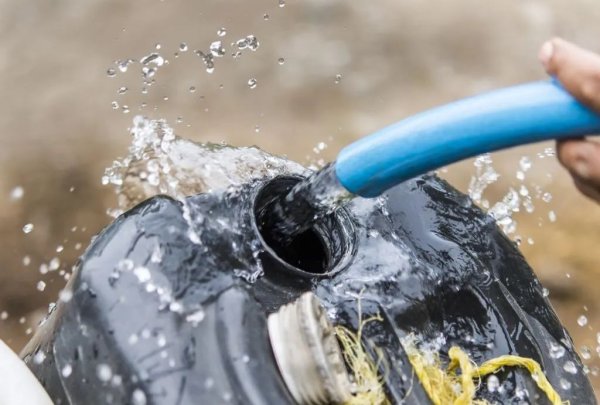 В ранните дни на прехода в България човек можеше да попадне на разредено с вода гориво почти навсякъде - при това алчността на измамниците често не знаеше граници и това гориво можеше да е опасно за автомобила. В последните години поне големите вериги затегнаха доста контрола и рискът да попаднете на подобни смеси е минимален. Но си остава напълно реален при малките, единични бензиностанции, особено онези в по-затънтени места и далеч от обхвата на контролните органи. 
