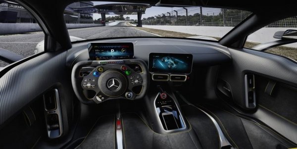 Воланът на AMG One е оформен по този, използван от отбора на компанията във Формула 1, с въздушна възглавница, напъхана в средата. Дизайнът има смисъл, като се има предвид, че автомобилът се задвижва от двигател от Формула 1.