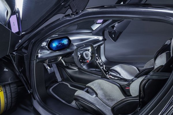 Подобно на AMG One, Lotus Evija - новият изцяло електрически суперавтомобил на британската компания, използва правоъгълен волан, вдъхновен от Формула 1. Изглежда изключително готин и се вписва перфектно с останалата част от интериорния дизайн.