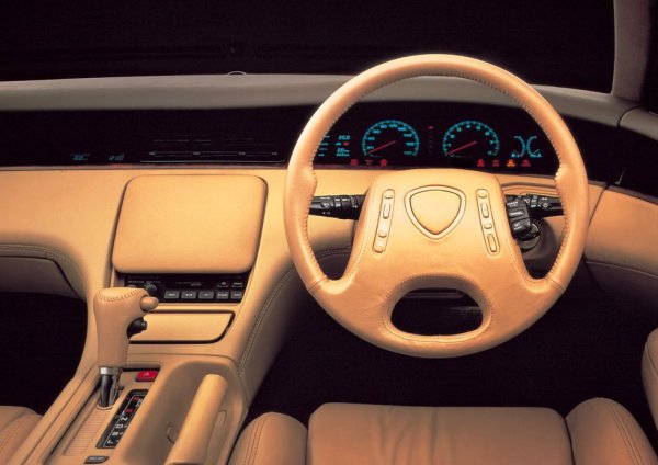 Тройният роторен двигател на Eunos Cosmo не е единственото нещо, което отличава модела. Този готин волан се държи от две долни спици и има уникална подредба на бутоните от двете страни на логото, оформено като ротор.