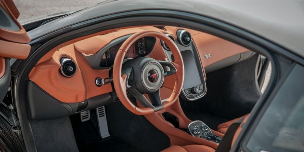 Воланът в McLaren 570S изглежда страхотно, а липсата на бутони улеснява фокусирането върху шофирането, а не привързването с контролерите за инфотейнмънт системата.