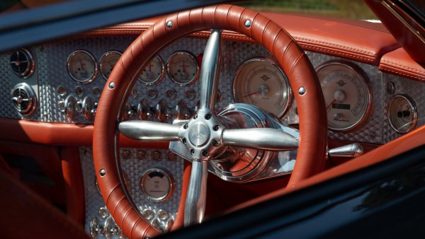 Воланът с четири спици в първия Spyker C8 трябва да докарват асоциации с пропелера на самолетите от едно време. Това наистина изглежда готино, но не можем да си представим как ще се справи водачът при евентуална катастрофа.