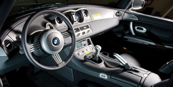 Воланът на Z8 разполага с четири елемента на всяка от трите спици и отлично подхожда на модерния, вдъхновен от класиките дизайн.