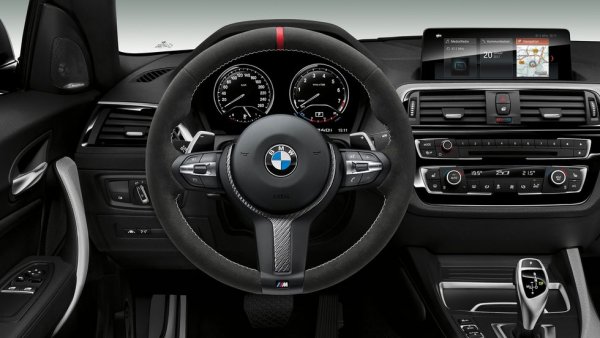 В последните няколко години BMW използва един и същ дизайн за M моделите си. Това е перфектната комбинация от стил, комфорт и съвременна функционалност.