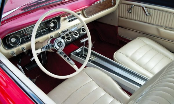 Когато си помислите за интериор на класически модел, обикновено в съзнанието ви изниква нещо подобно. Воланът в първо поколение на Mustang е символ на тези, използвани в повечето американски модели в онази епоха - голям, тънък и с три деликатни спици.