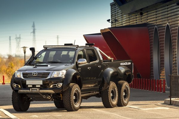 Toyota Hilux 6x6 от българските фирми Overdrive и Vromos	
