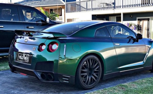 Nissan GT-R се превърна в култов автомобил и тенисистът не устоя да го включи в колекцията си. С течение на времето четириместното купе на австралиеца промени цвета на каросерията си - първо беше кестеняво, а след това зелено.

Единадесетото поколение Nissan GT-R е оборудвано с 3,8-литров турбо V6, който започва да се предлага с мощност 480 к.с. през 2007 г. и след няколко актуализации достига 570 к.с. Скоростната кутия е шестстепенна, задвижването е на четирите колела. Ускорението до 100 км/ч е за 2,8 секунди, максималната скорост е 315 км/ч.