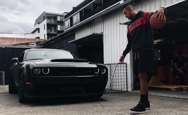 Ник Кириос притежава и Dodge Challenger SRT Demon, който до появата на лимитираната серия SRT Demon 170 през миналата година, със своите 1025 к.с. беше най-мощната &bdquo;мускулеста кола&ldquo;, произвеждана някога серийно от марката. Нещо, което плени Ник Киргиос.

Задвижва се от 6,2-литров HEMI V8, работещ със 100-октанов бензин, който е модифициран да доставя 840 к.с. мощност. Необходими са му само 2,3 секунди, за да ускори до 100 км/ч.