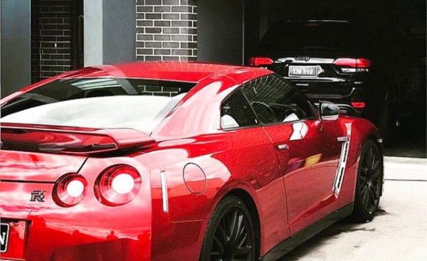 В друга снимка, която Ник Кириос сподели в своя Instagram, се разпознава Jeep Grand Cherokee, паркиран в гаража пред червения Nissan GT-R. Модел, който от деветдесетте години насам е флагман на американската марка. В последното поколение вече е plug-in хибриден SUV, но от снимката на тенисиста не е възможно да се прецени коя е версията.

Ако е този, който Jeep актуализира през 2017 г., то се задвижва от 3.0-литров V6 дизел с две нива на мощност - 190 и 250 к.с. Ако е бензин, мощността варира между 286 к.с. (3,6-литров V6) и 717 к.с. на Jeep Grand Cherokee Trackhawk (6,2-литров V8).