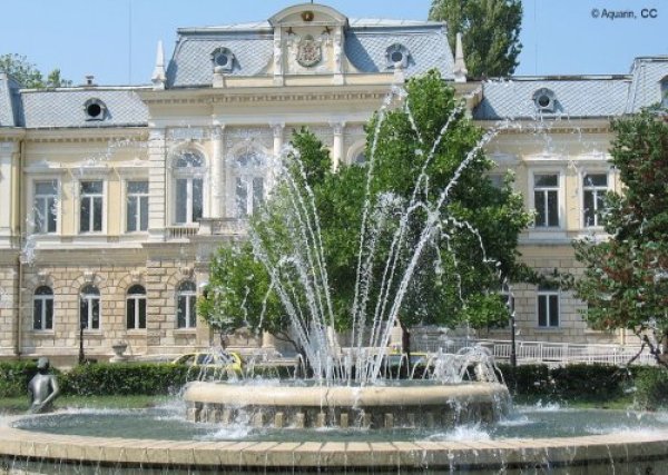 Главна вина за 23-те жертви през миналата година носят летните месеци, международният трафик през Дунав мост и покритият със словеща слава път от Русе до Бяла - може би най-опасният в България, макар че това по никакъв начин не е подтикнало великите български пътни строители да направят нещо. 
Катастрофи на 100,000 жители: 141.5
