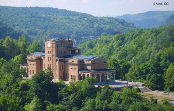 И във великотърновския край главният виновник за високия брой злополуки е пътят София - Варна. Най-опасният месец през миналата година е бил май, с пет жертви, а без фатални инциденти са минали само февруари и декември. 
Катастрофи на 100,000 жители: 95.2
